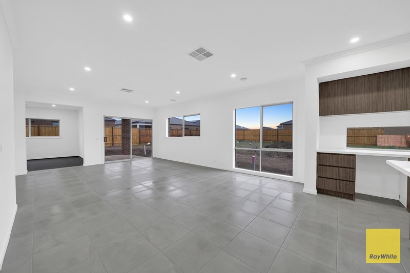 Photo - 41 Gardenvale Avenue, Mambourin VIC 3024 - Image 6