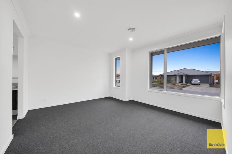 Photo - 41 Gardenvale Avenue, Mambourin VIC 3024 - Image 8