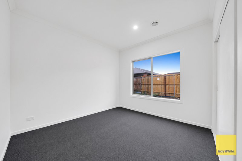 Photo - 41 Gardenvale Avenue, Mambourin VIC 3024 - Image 13