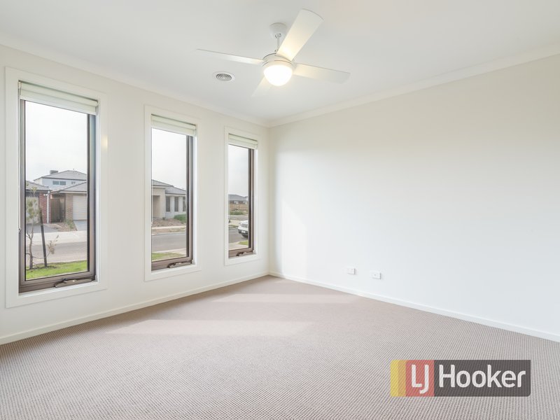 Photo - 41 Mossey Crescent, Cranbourne East VIC 3977 - Image 5