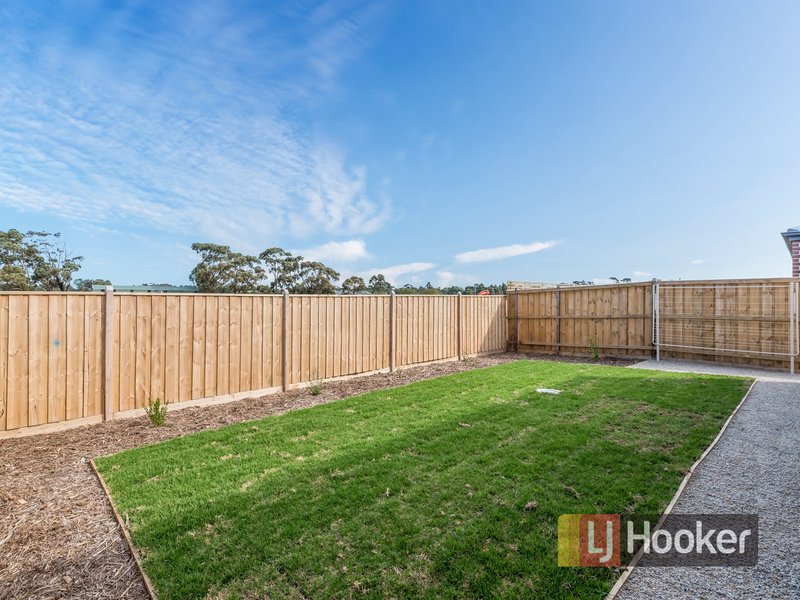 Photo - 41 Mossey Crescent, Cranbourne East VIC 3977 - Image 10