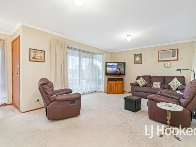 Photo - 41 Parman Avenue, Pakenham VIC 3810 - Image 4