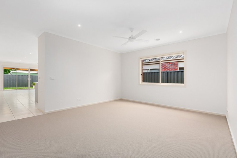 Photo - 41 Pomegranate Way, Pakenham VIC 3810 - Image 2