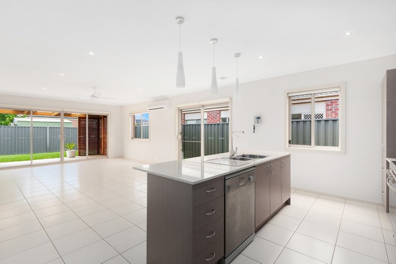 Photo - 41 Pomegranate Way, Pakenham VIC 3810 - Image 3