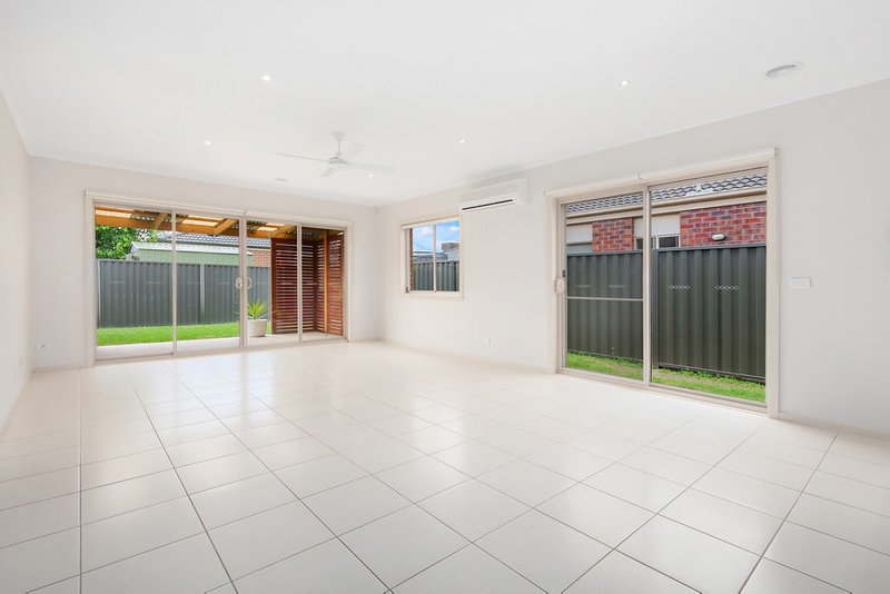 Photo - 41 Pomegranate Way, Pakenham VIC 3810 - Image 4