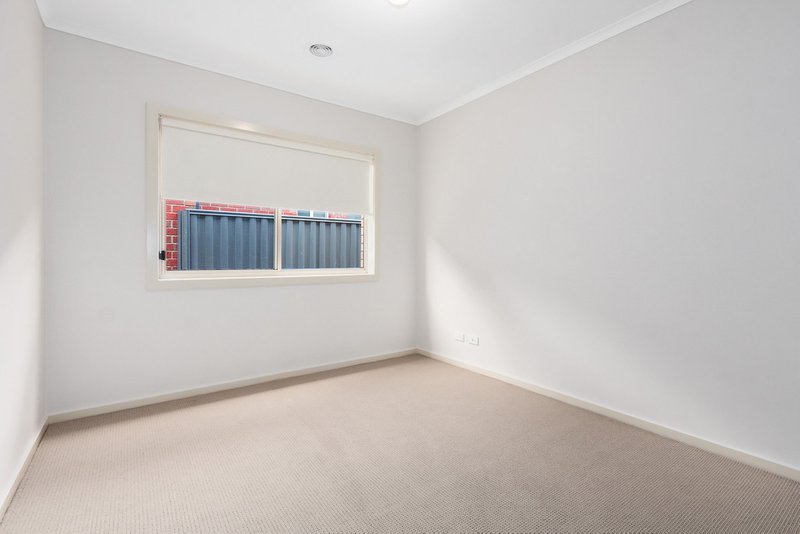 Photo - 41 Pomegranate Way, Pakenham VIC 3810 - Image 6