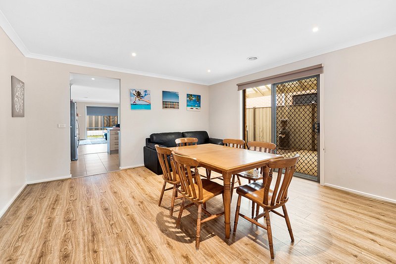 Photo - 41 St Clair Avenue, Cranbourne West VIC 3977 - Image 4