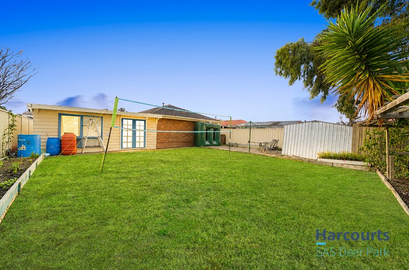 Photo - 41 Stevenage Crescent, Deer Park VIC 3023 - Image 16