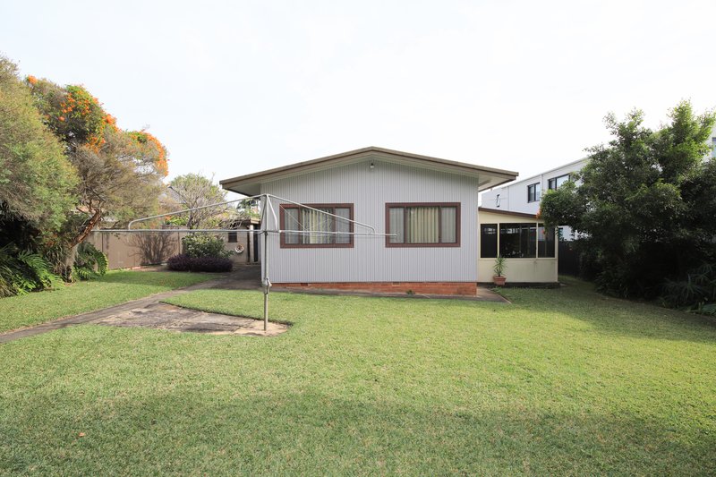 Photo - 41 Victor Avenue, Picnic Point NSW 2213 - Image 10