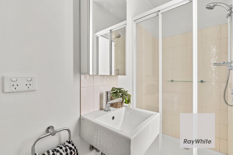 Photo - 41 Waxflower Crescent, Bundoora VIC 3083 - Image 7