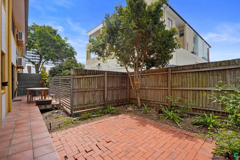 Photo - 4/10 Amelia Street, Coorparoo QLD 4151 - Image 3