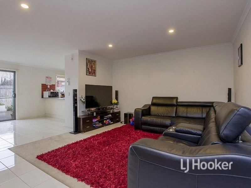 Photo - 4/101-103 Waratah Drive, Altona Meadows VIC 3028 - Image 3