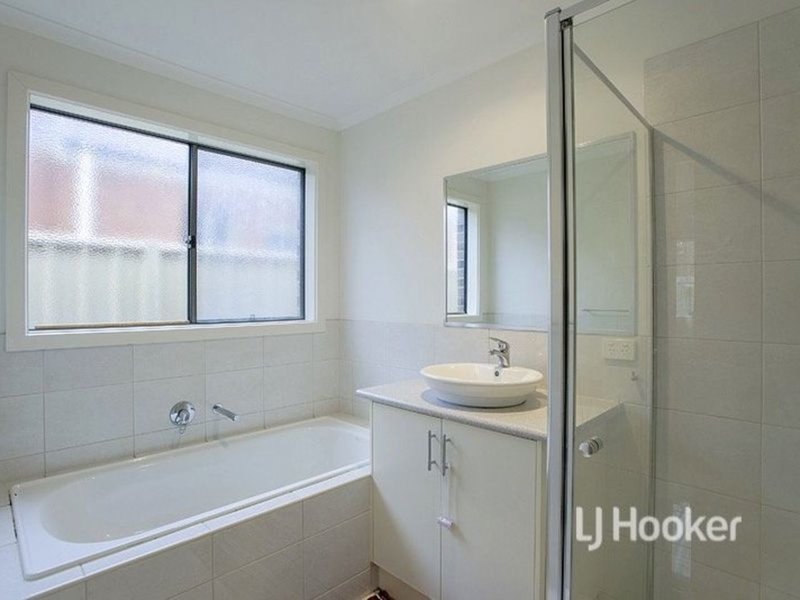 Photo - 4/101-103 Waratah Drive, Altona Meadows VIC 3028 - Image 6