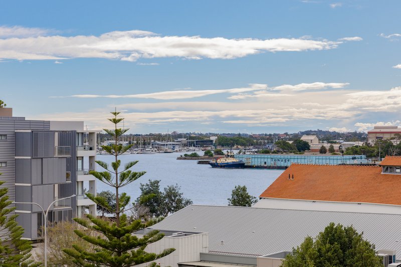 Photo - 410/14 Honeysuckle Drive, Newcastle NSW 2300 - Image 13