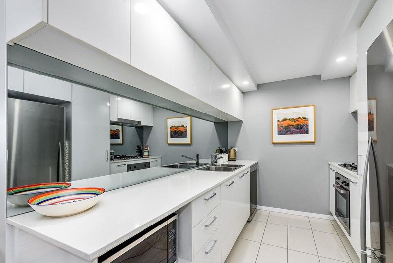 Photo - 410/41 Harbour Town Drive, Biggera Waters QLD 4216 - Image 5