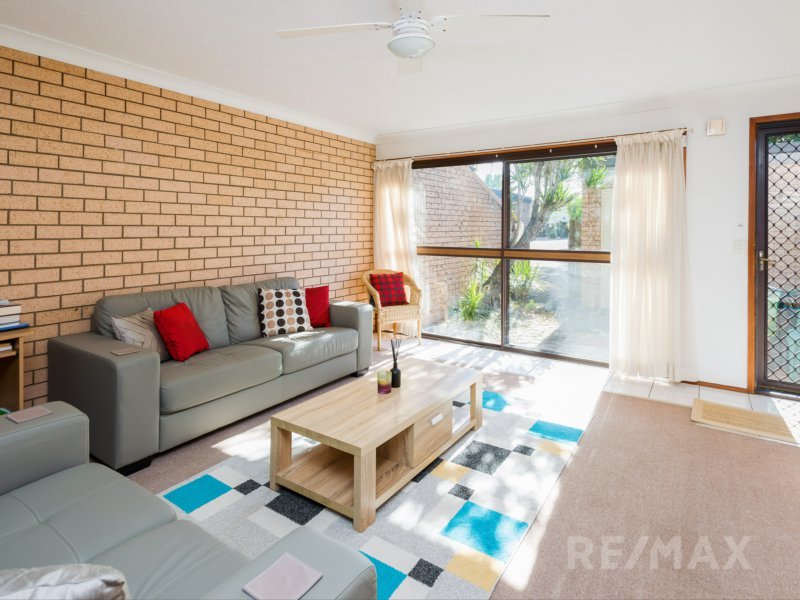 Photo - 4/105 Christine Avenue, Burleigh Waters QLD 4220 - Image 2