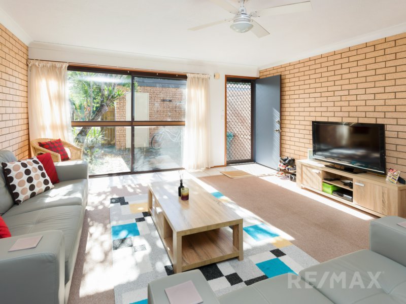 Photo - 4/105 Christine Avenue, Burleigh Waters QLD 4220 - Image 3