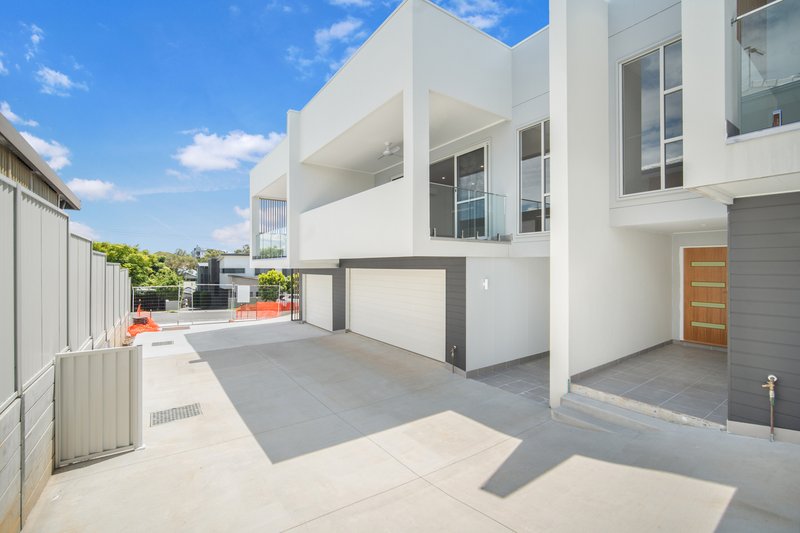 Photo - 4/108 Falconer Street, Southport QLD 4215 - Image 2