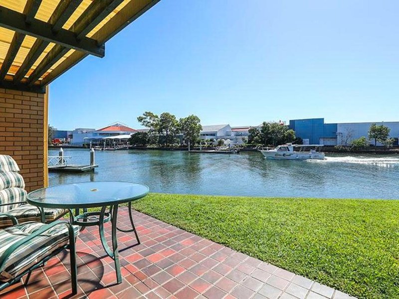 Photo - 4/112 Bayview Street, Runaway Bay QLD 4216 - Image 1