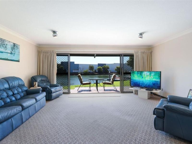 Photo - 4/112 Bayview Street, Runaway Bay QLD 4216 - Image 2