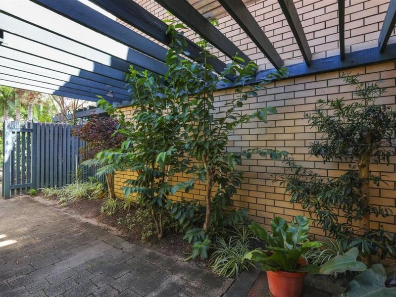 Photo - 4/112 Bayview Street, Runaway Bay QLD 4216 - Image 10