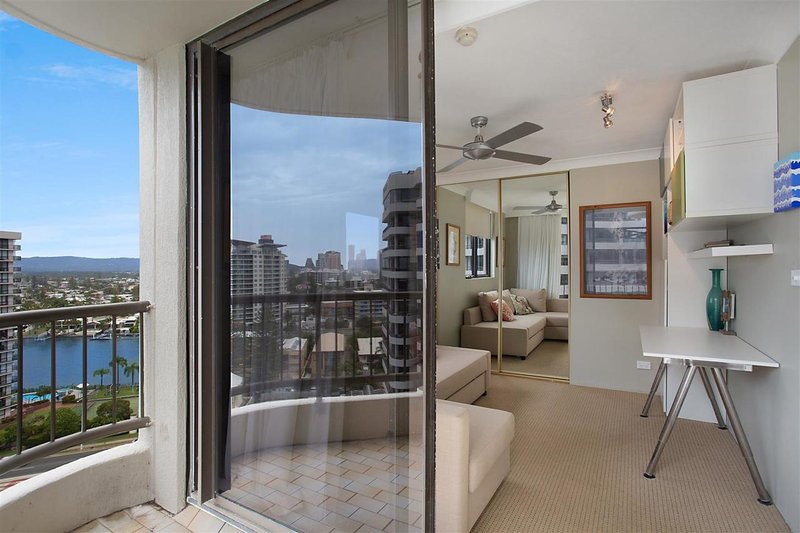 Photo - 41/19 Aubrey Street, Surfers Paradise QLD 4217 - Image 6