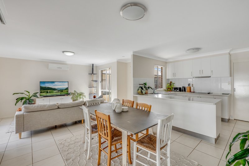 Photo - 4/12 Sunning Street, Kearneys Spring QLD 4350 - Image 4