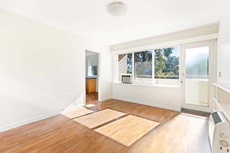 Photo - 4/124A Barkers Road, Hawthorn VIC 3122 - Image 2