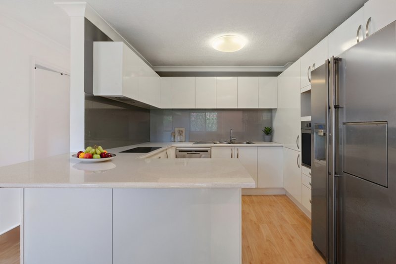 Photo - 4/13 Christina Court, Mermaid Waters QLD 4218 - Image 3