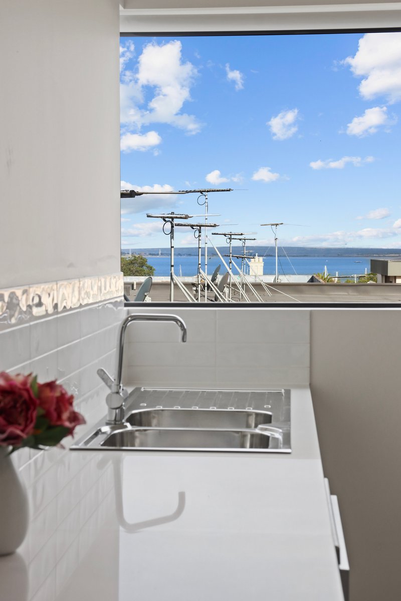 Photo - 4/13 York Street, Geelong VIC 3220 - Image 4