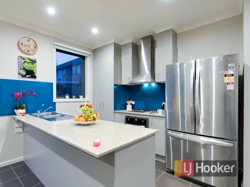 Photo - 4/134-136 Kennington Park Drive, Endeavour Hills VIC 3802 - Image 2