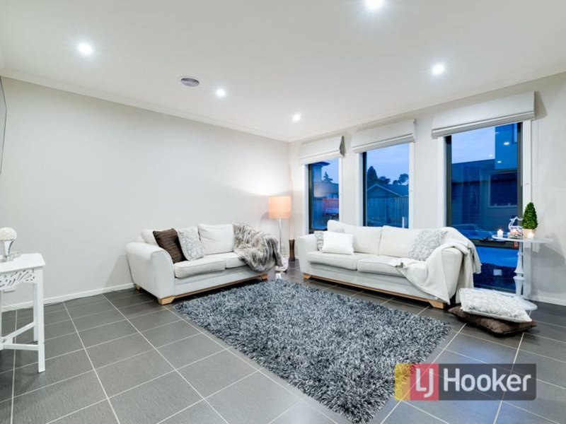 Photo - 4/134-136 Kennington Park Drive, Endeavour Hills VIC 3802 - Image 3