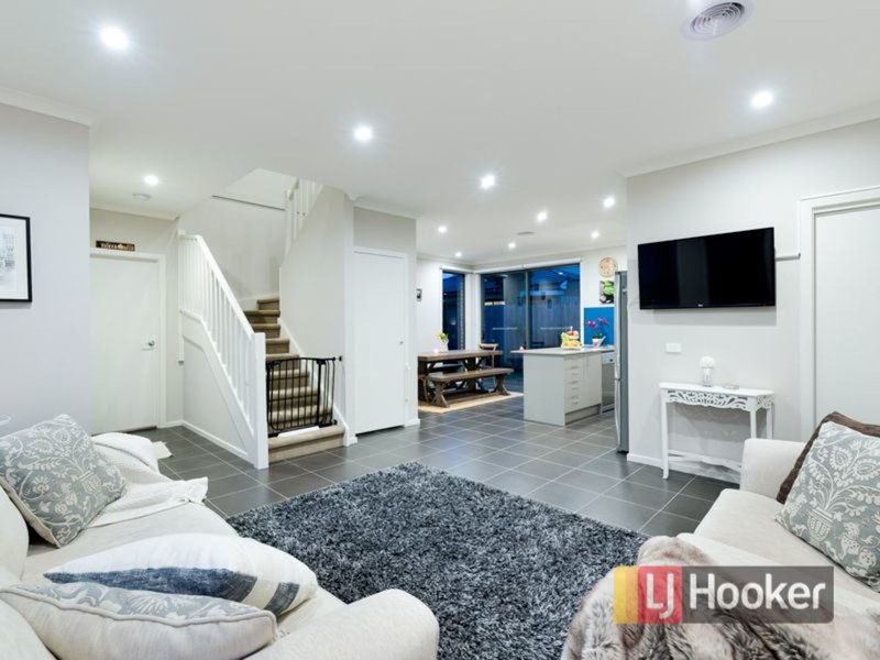 Photo - 4/134-136 Kennington Park Drive, Endeavour Hills VIC 3802 - Image 4