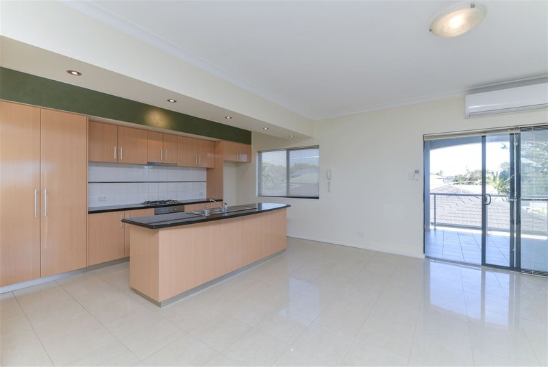 Photo - 4/138 Lewington Street, Rockingham WA 6168 - Image 6