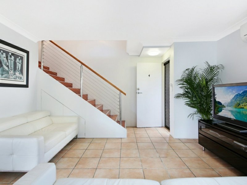 Photo - 4/14 Peerless Avenue, Mermaid Beach QLD 4218 - Image 2