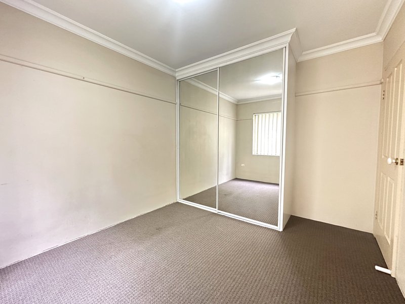 Photo - 4/15-23 Mowle Street, Westmead NSW 2145 - Image 11