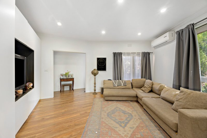 Photo - 4/15 Warrigal Road, Hughesdale VIC 3166 - Image 3