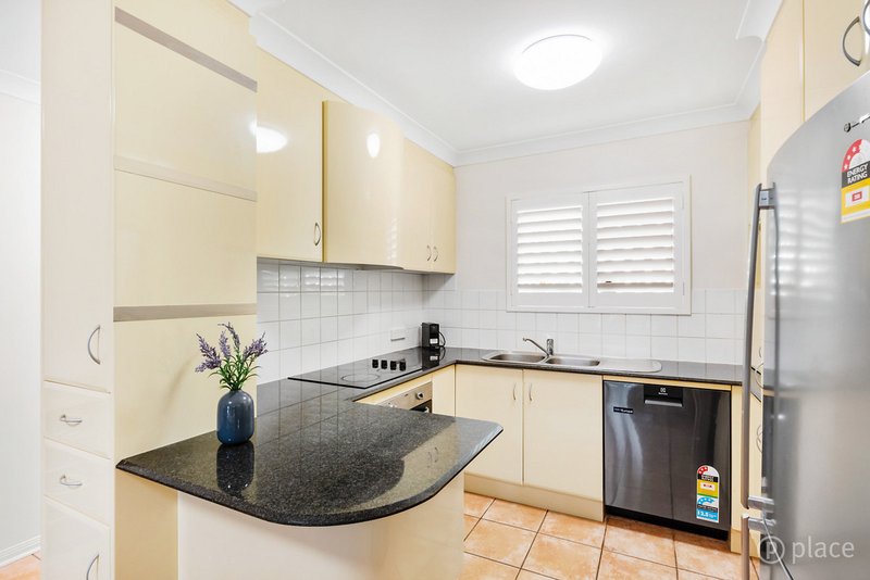 Photo - 4/15 Wellington Street, Coorparoo QLD 4151 - Image 3