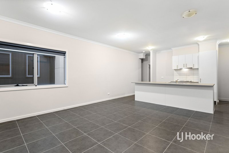 Photo - 41/64 Escapade Boulevard, Craigieburn VIC 3064 - Image 5