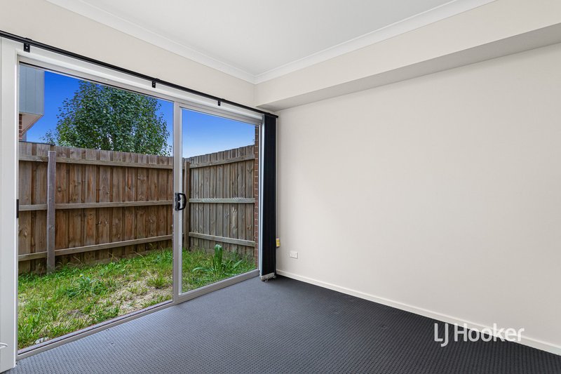 Photo - 41/64 Escapade Boulevard, Craigieburn VIC 3064 - Image 6