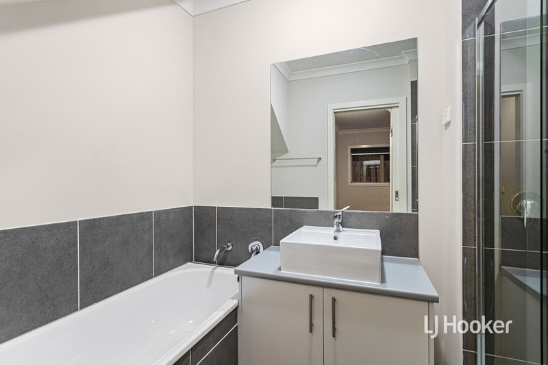 Photo - 41/64 Escapade Boulevard, Craigieburn VIC 3064 - Image 11