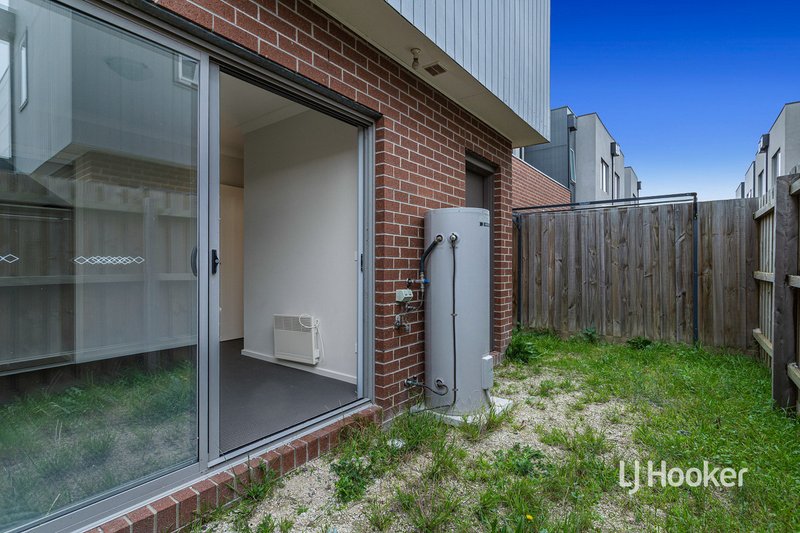 Photo - 41/64 Escapade Boulevard, Craigieburn VIC 3064 - Image 12