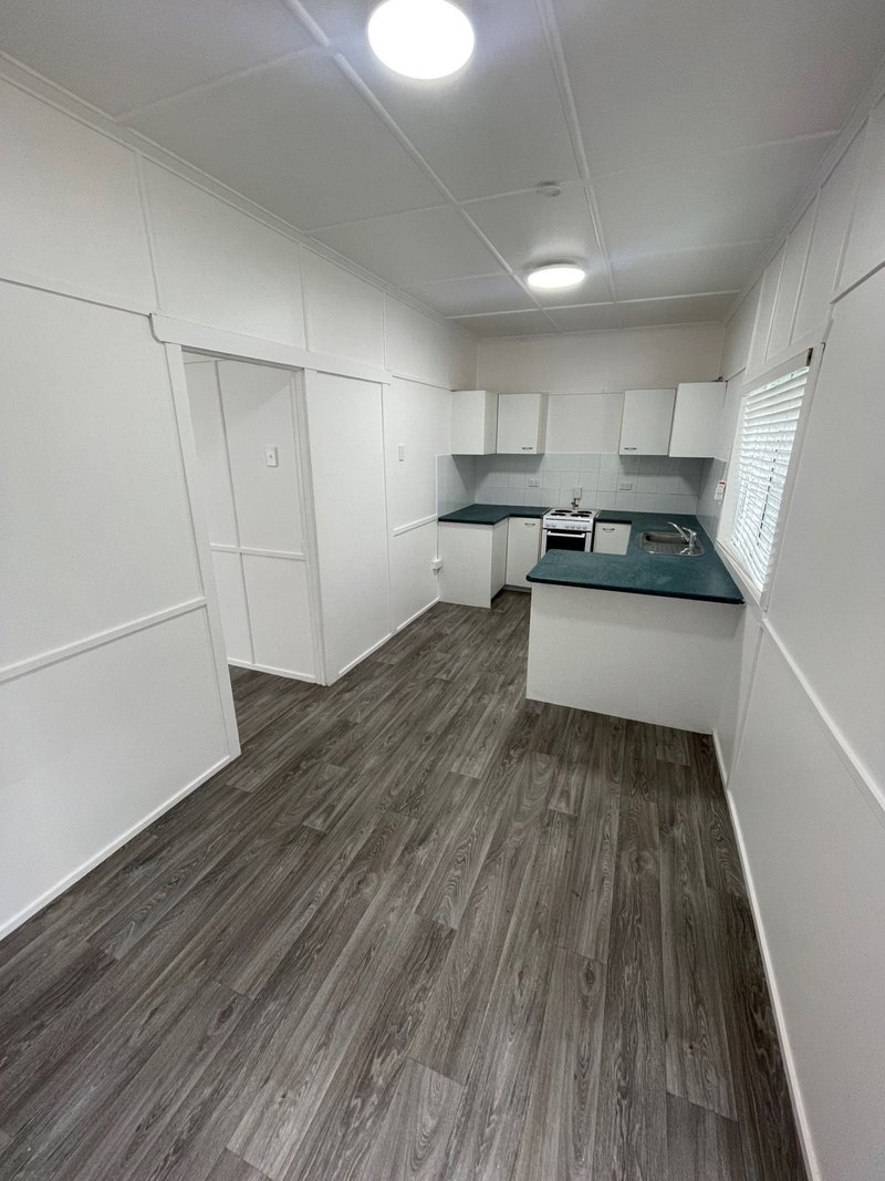 Photo - 4/17 Biggs Avenue, Beachmere QLD 4510 - Image 2