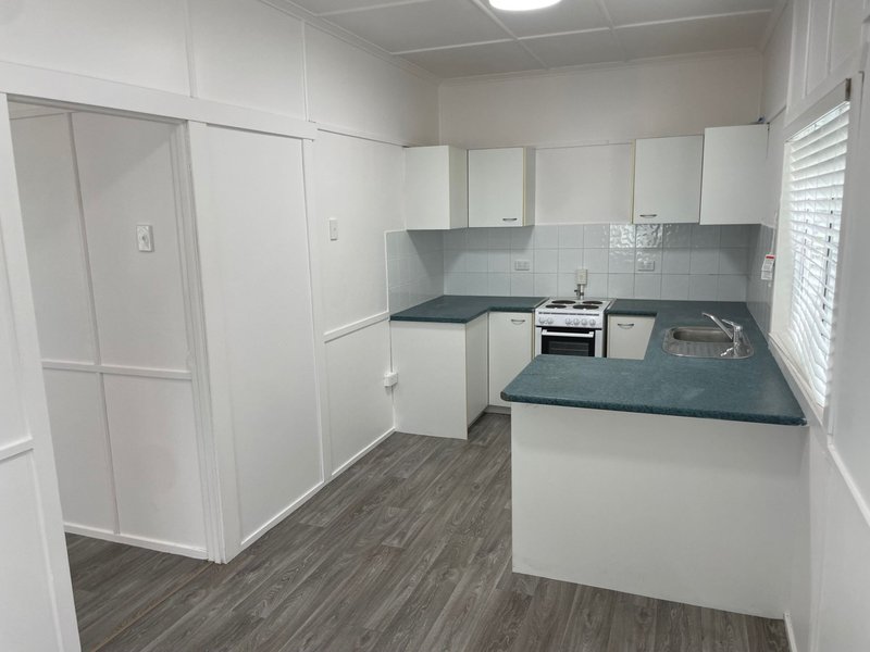 Photo - 4/17 Biggs Avenue, Beachmere QLD 4510 - Image 3