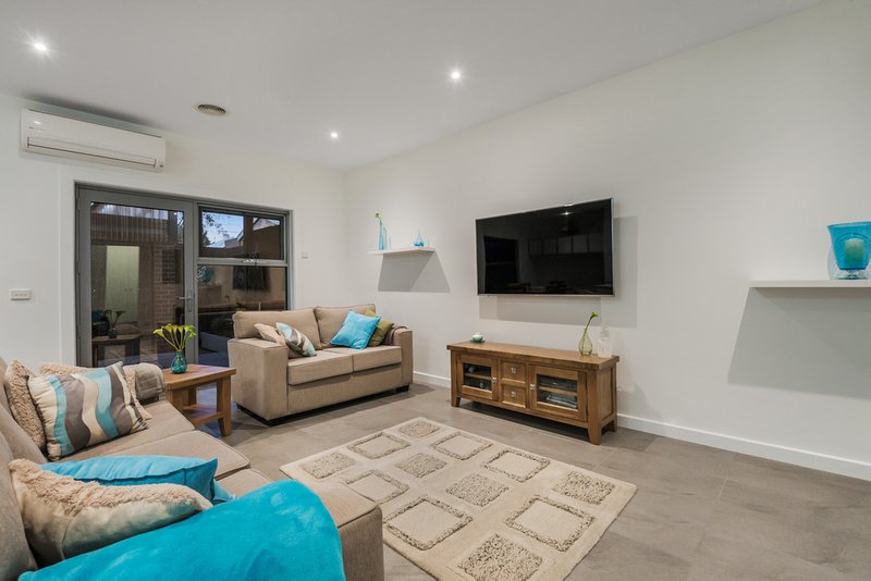 Photo - 417 Hume Drive, Caroline Springs VIC 3023 - Image 9