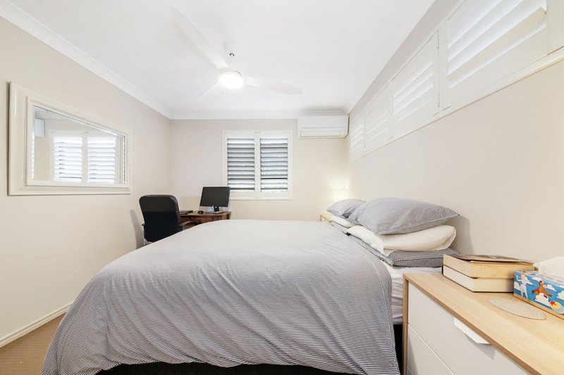 Photo - 4/17 Rialto St , Coorparoo QLD 4151 - Image 2