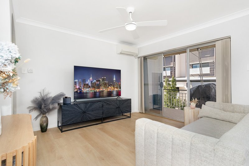Photo - 4/17 View Street, Chermside QLD 4032 - Image 3