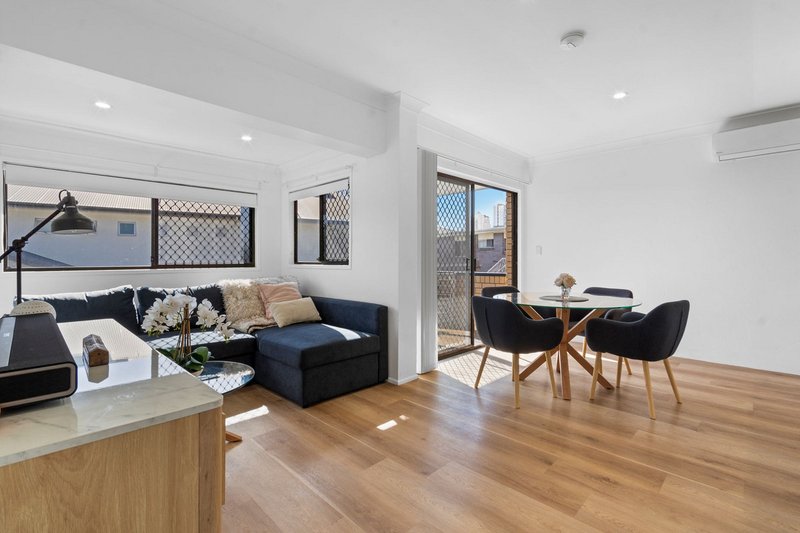 Photo - 4/18-20 Sunshine Boulevard, Broadbeach Waters QLD 4218 - Image 5