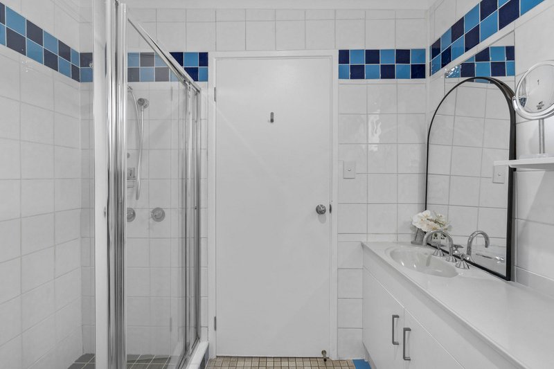 Photo - 4/18-20 Sunshine Boulevard, Broadbeach Waters QLD 4218 - Image 12