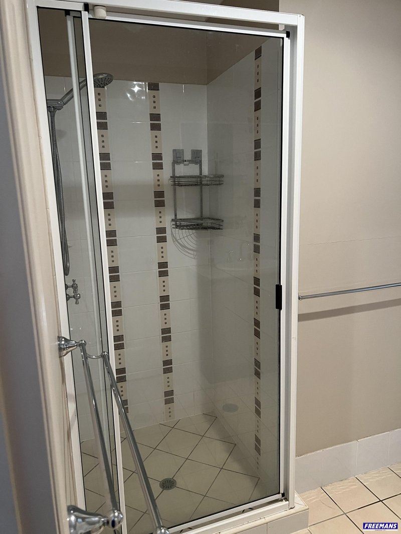 Photo - 4/18 James Street, Kingaroy QLD 4610 - Image 11